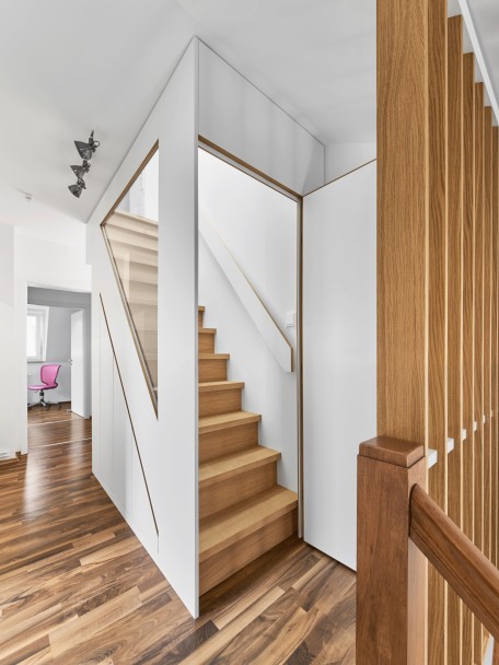 holz treppe in Mehrfamilienhaus geplant von Ihren Architekten Nitschke-Töpfer